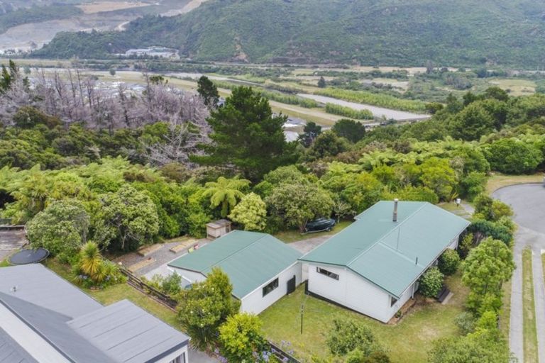 Photo of property in 22 Whitechapel Grove, Stokes Valley, Lower Hutt, 5019