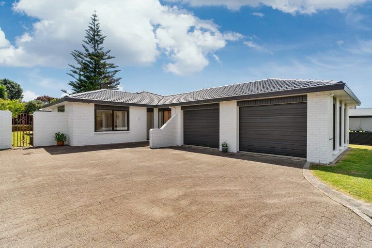 Photo of property in 111 Dickson Road, Papamoa Beach, Papamoa, 3118