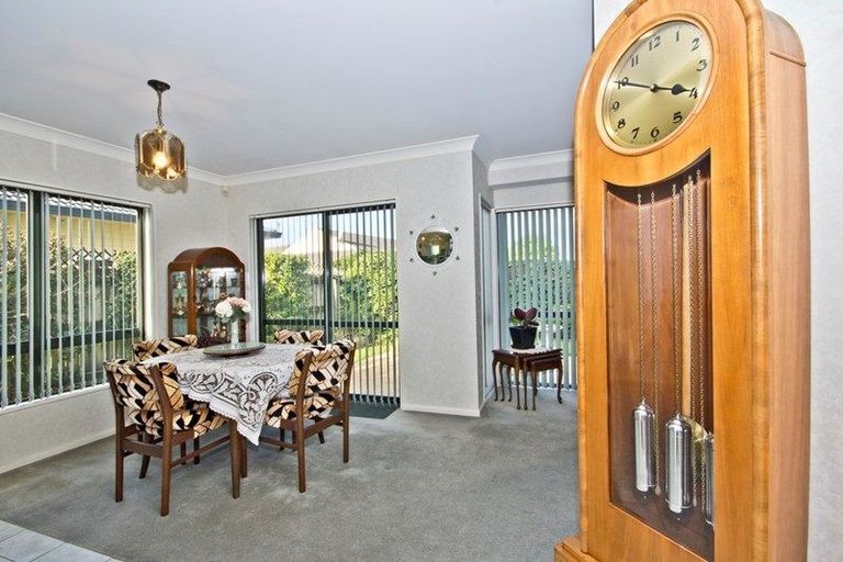 Photo of property in 15 Heversham Place, Glendene, Auckland, 0602