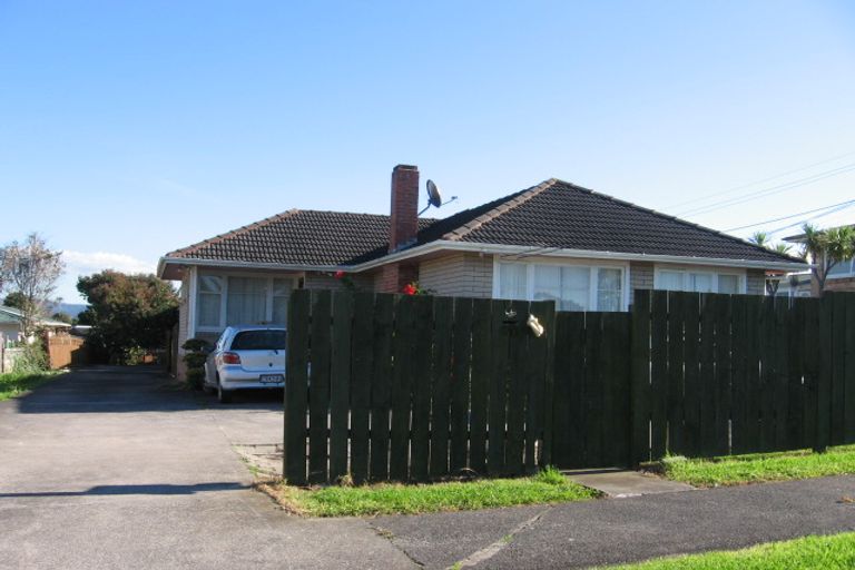 Photo of property in 2/70 Flanshaw Road, Te Atatu South, Auckland, 0610