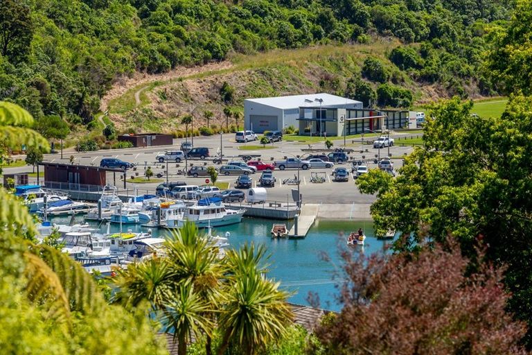 Photo of property in 32 Seaview Crescent, Picton, 7220