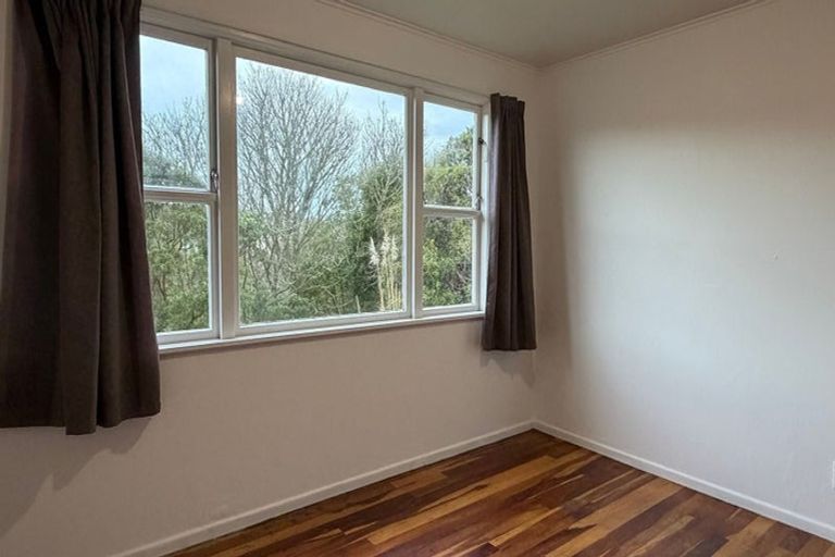 Photo of property in 147 Ruskin Road, Newlands, Wellington, 6037