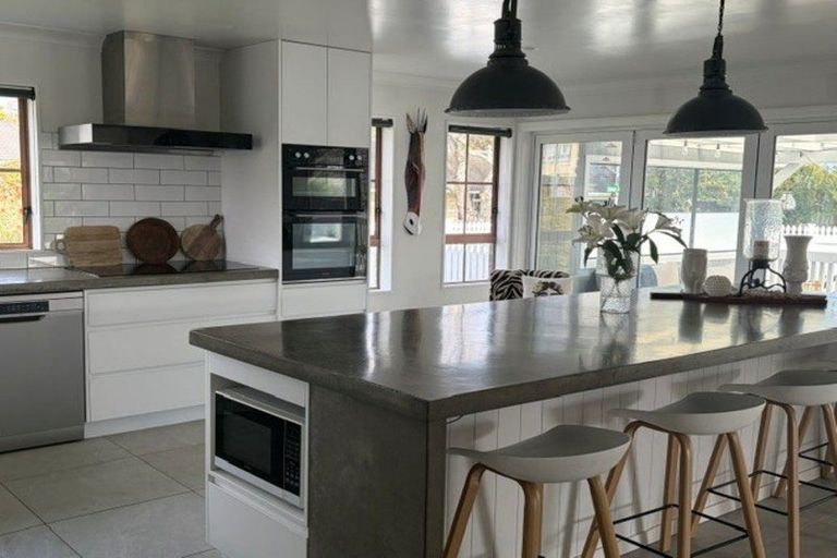 Photo of property in 16 Richmond Avenue, Waikanae, 5036