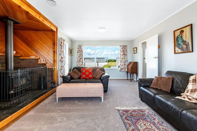 Photo of property in 131 Gloaming Hill, Titahi Bay, Porirua, 5022