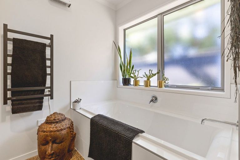 Photo of property in 10 Cooke Farm Grove, Waiwhakaiho, New Plymouth, 4312