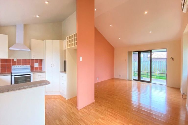 Photo of property in 4/390 West Coast Road, Glen Eden, Auckland, 0602