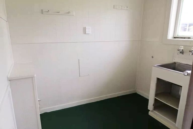 Photo of property in 2 Binsted Road, New Lynn, Auckland, 0600