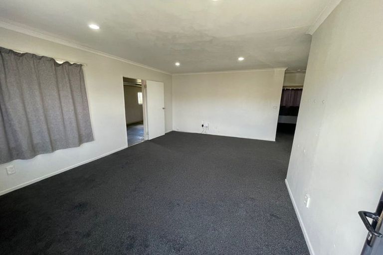 Photo of property in 1 Farnborough Crescent, Mangere, Auckland, 2022
