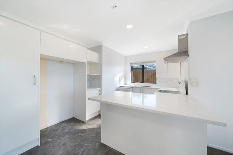 Photo of property in 18 Plumstead Rise, Glen Eden, Auckland, 0602