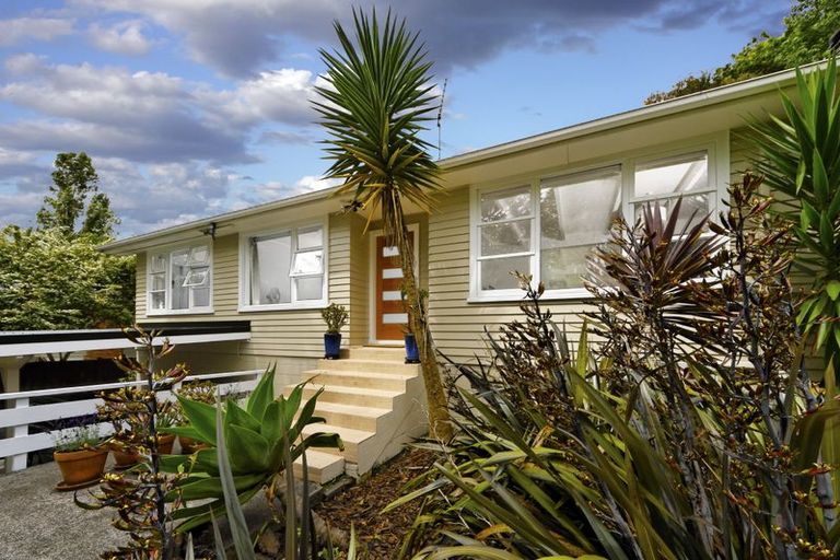 Photo of property in 2/2 Avonleigh Road, Green Bay, Auckland, 0604