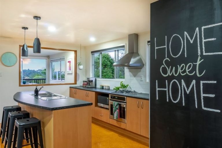 Photo of property in 10 West Glade Crescent, Birkenhead, Auckland, 0626