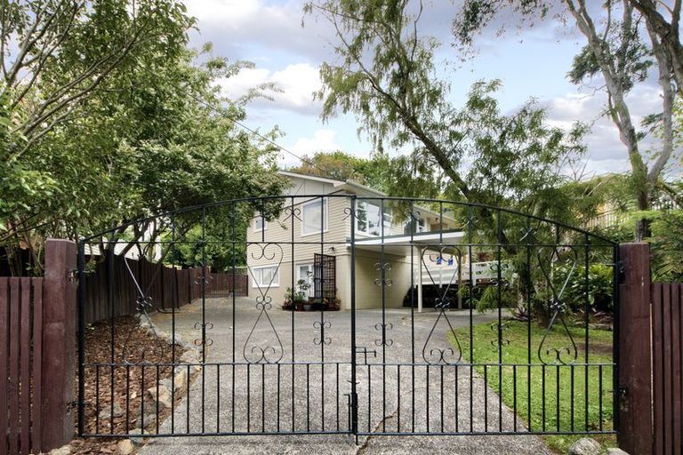 Photo of property in 2/2 Avonleigh Road, Green Bay, Auckland, 0604