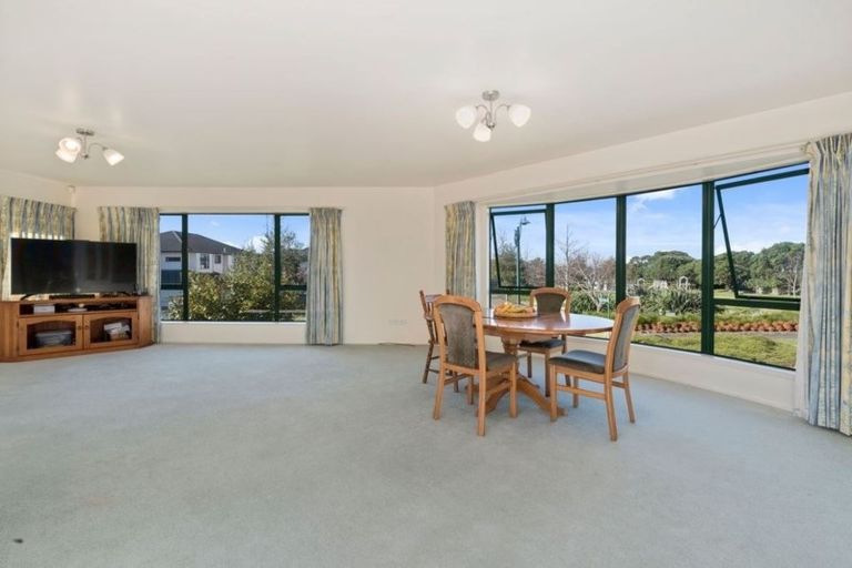 Photo of property in 8 Vinograd Drive, Te Atatu Peninsula, Auckland, 0610