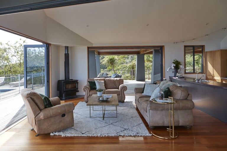 Photo of property in 15a Te Papa Road, Kawakawa Bay, 2585