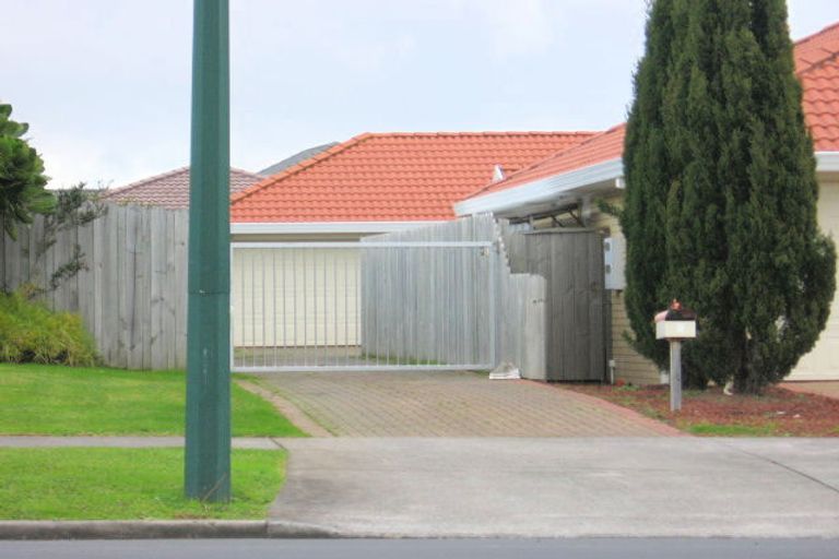 Photo of property in 5 Maghera Drive, East Tamaki Heights, Auckland, 2016
