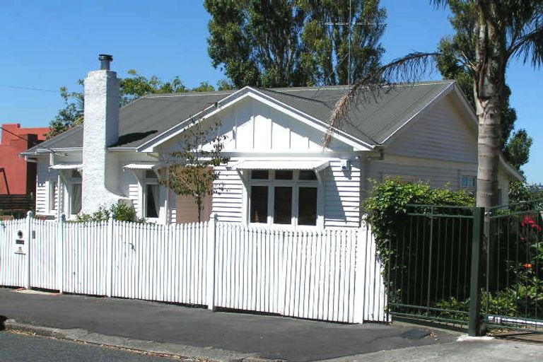 Photo of property in 10 Faulkner Road, Northcote Point, Auckland, 0627
