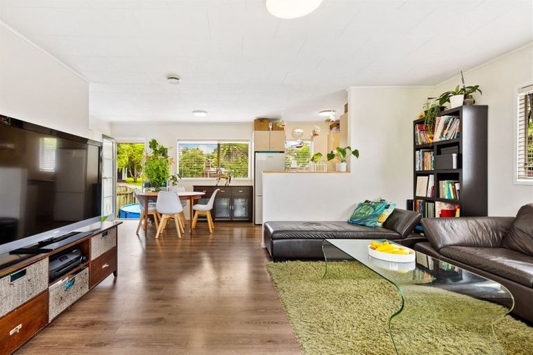 Photo of property in 10 Lorena Place, West Harbour, Auckland, 0618