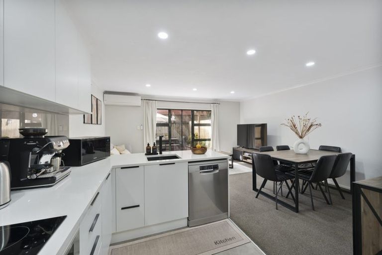 Photo of property in 11/17 Harbour View Road, Te Atatu Peninsula, Auckland, 0610