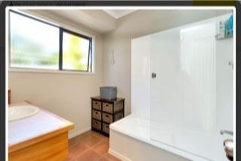 Photo of property in 18 Paradise Point Place, One Tree Point, 0118