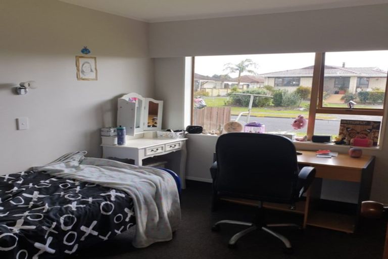 Photo of property in 17a Edgewater Parade, Waiuku, 2123