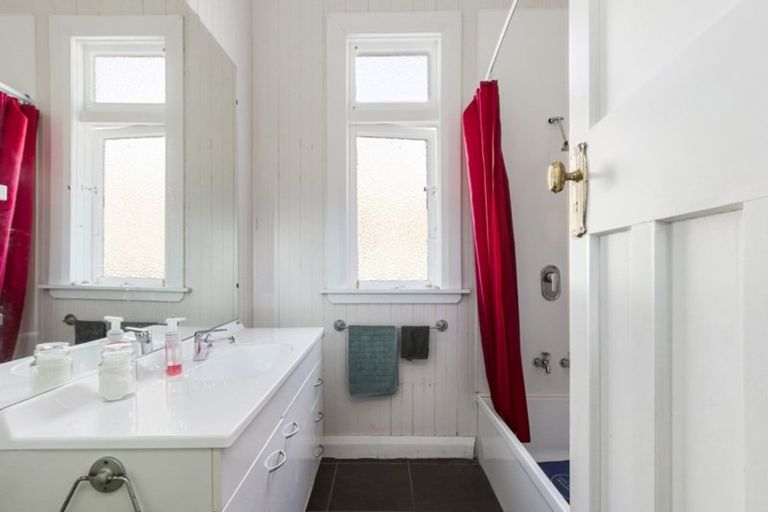 Photo of property in 117 Whites Line East, Waiwhetu, Lower Hutt, 5010