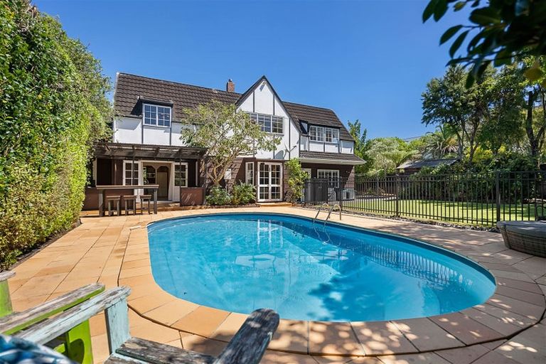 Photo of property in 2 Fitzpatrick Place, Chatswood, Auckland, 0626