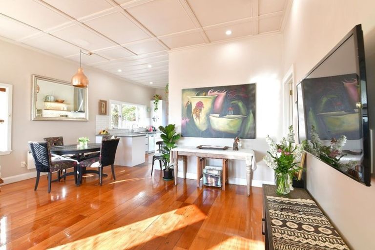 Photo of property in 1/9 Cresta Avenue, Beach Haven, Auckland, 0626