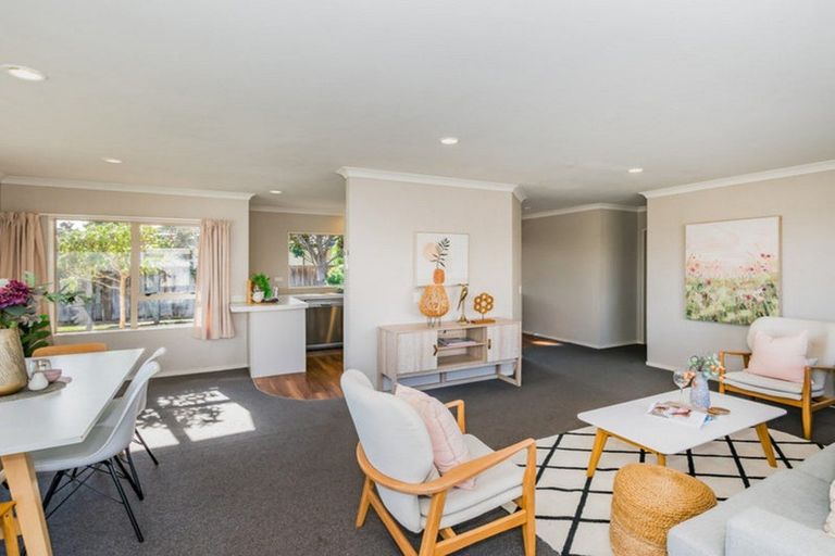 Photo of property in 17 Balmerino Grove, Waikanae, 5036