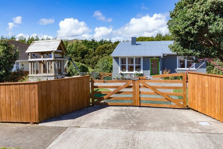 Photo of property in 165 Castor Crescent, Cannons Creek, Porirua, 5024