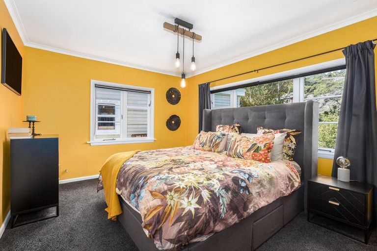 Photo of property in 17 Kiriwai Road, Paremata, Porirua, 5024