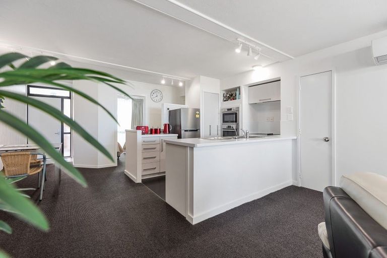 Photo of property in 10 Marine Parade, Mount Maunganui, 3116