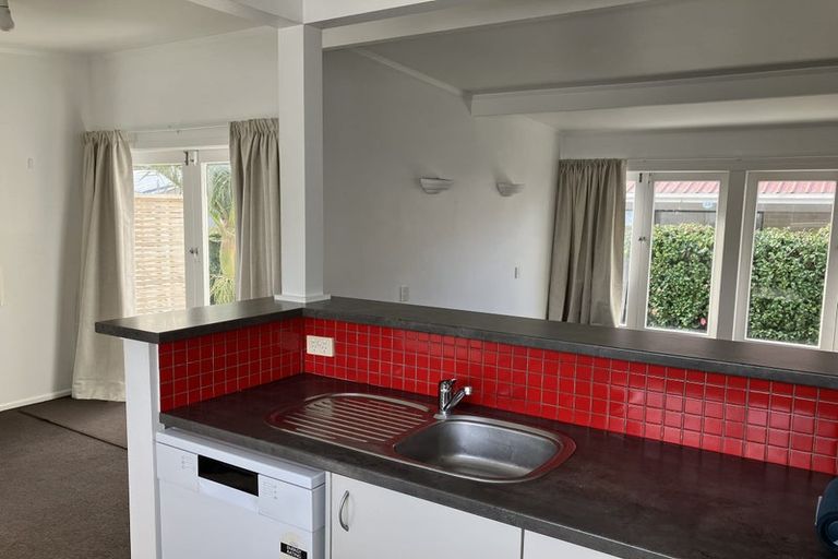Photo of property in 2/17a Hillcrest Avenue, Hillcrest, Auckland, 0627
