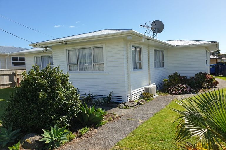 Photo of property in 15 Turakina Street, Merrilands, New Plymouth, 4312