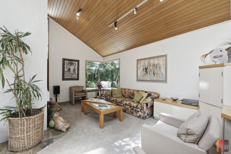 Photo of property in 14 Kingsclere Place, Goodwood Heights, Auckland, 2105