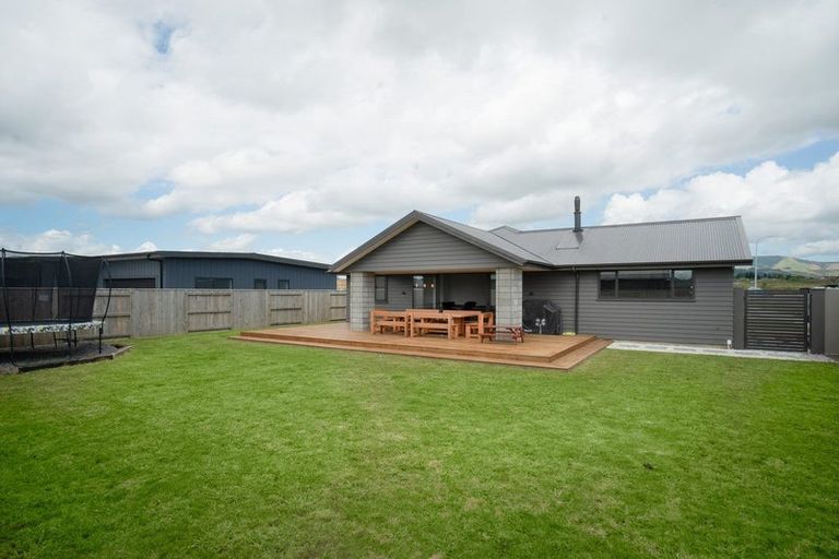 Photo of property in 76 Johnstone Drive, Fitzherbert, Palmerston North, 4410