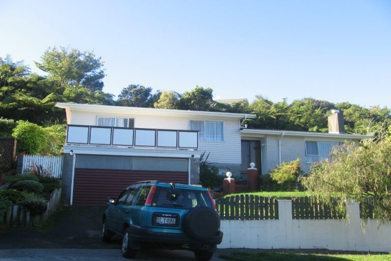 Photo of property in 4 Taka Grove, Normandale, Lower Hutt, 5010