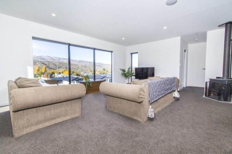 Photo of property in 75 Stratford Drive, Mount Pisa, Cromwell, 9383