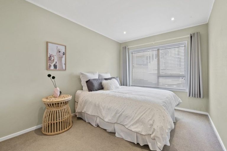 Photo of property in 6 Langstone Place, Chatswood, Auckland, 0626