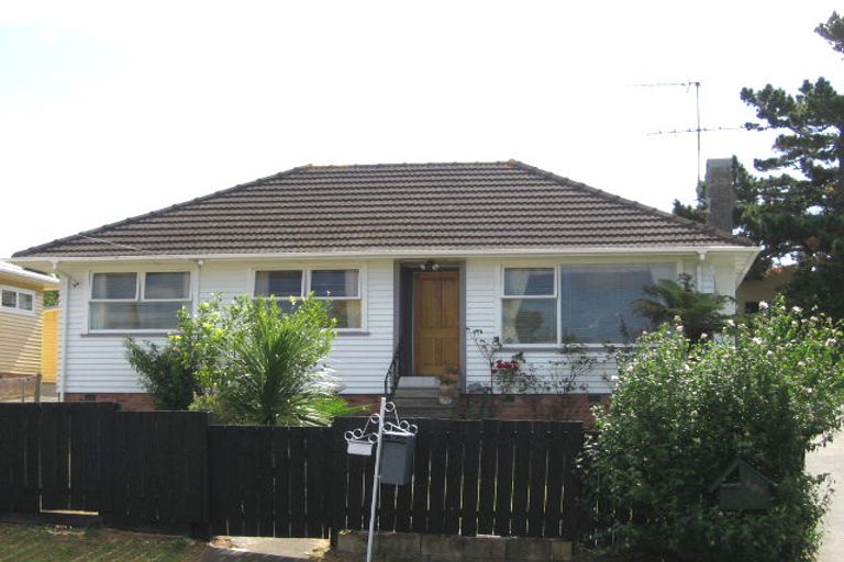 Photo of property in 2/16 Japonica Drive, Beach Haven, Auckland, 0626