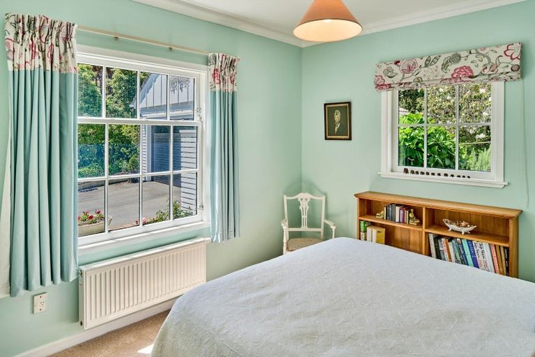 Photo of property in 100 Cheviot Road, Lowry Bay, Lower Hutt, 5013