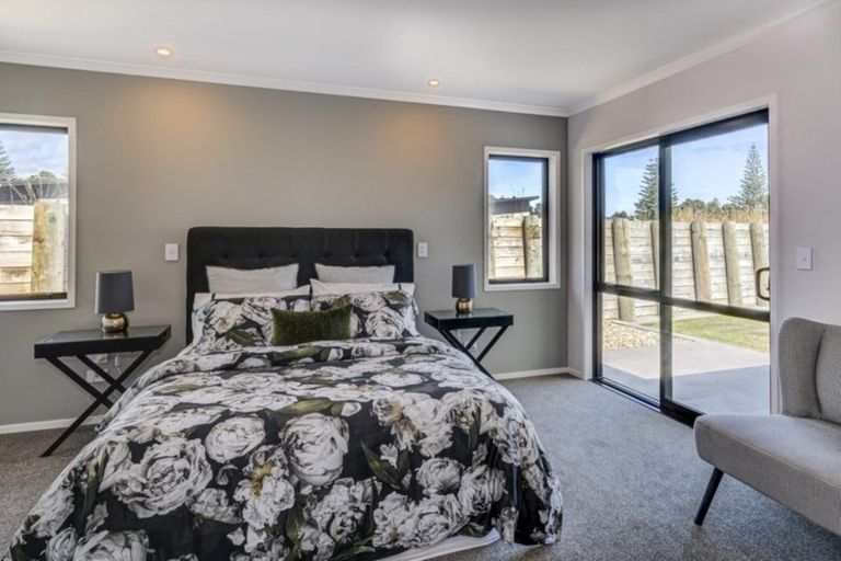 Photo of property in 2 Oakmont Crescent, Waiwhakaiho, New Plymouth, 4312