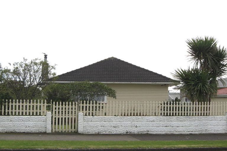 Photo of property in 15 Adventure Street, Marfell, New Plymouth, 4310