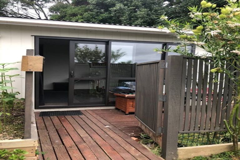 Photo of property in 29 Deverell Place, Northcross, Auckland, 0632