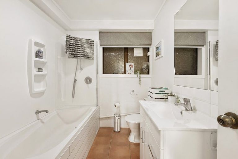 Photo of property in 2/238 The Esplanade, Island Bay, Wellington, 6023