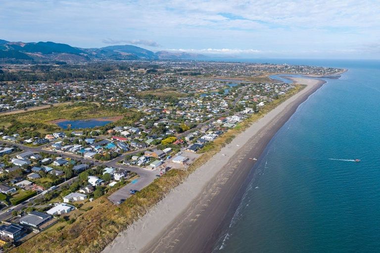 Photo of property in 1 Waimea Road, Waikanae Beach, Waikanae, 5036