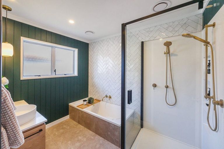 Photo of property in 4 Gladys Place, Kelvin Grove, Palmerston North, 4414