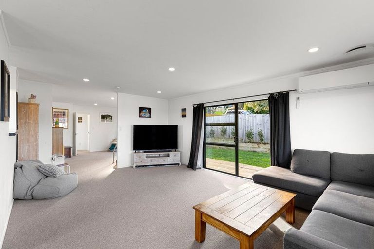 Photo of property in 9 Van Dyke Place, West Harbour, Auckland, 0618