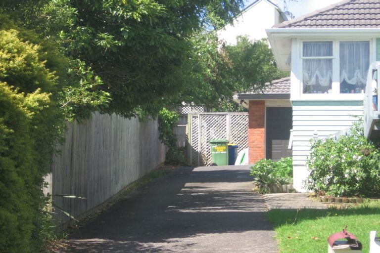 Photo of property in 8a Greenslade Crescent, Northcote, Auckland, 0627