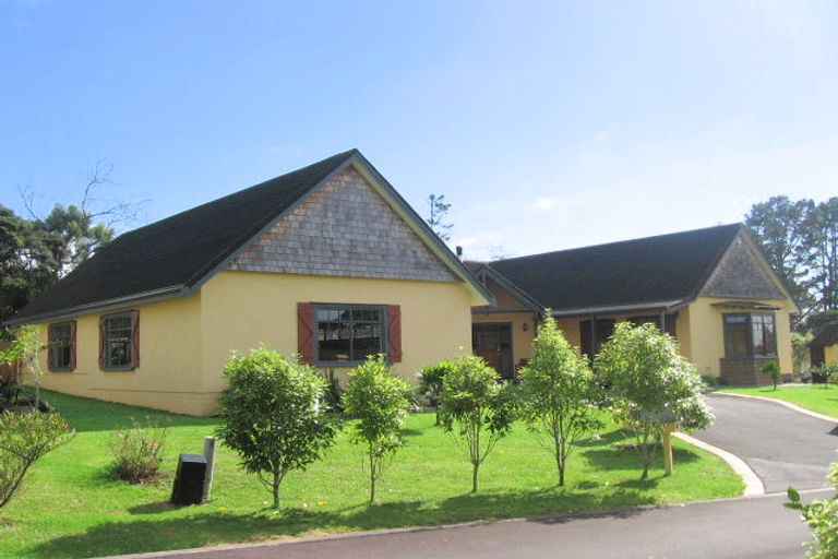 Photo of property in 63 Staincross Street, Green Bay, Auckland, 0604