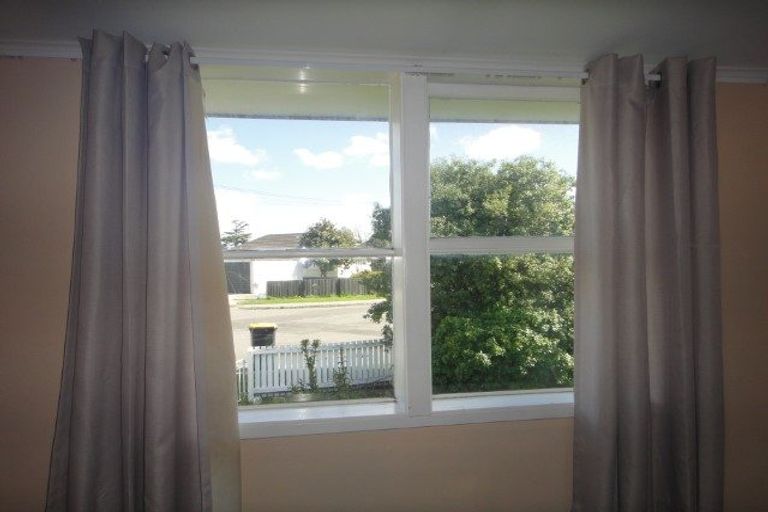 Photo of property in 11 Virgil Place, Northcote, Christchurch, 8052